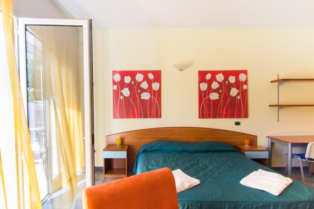 Aparthotel I Giardini Di Atena Merine Zimmer foto